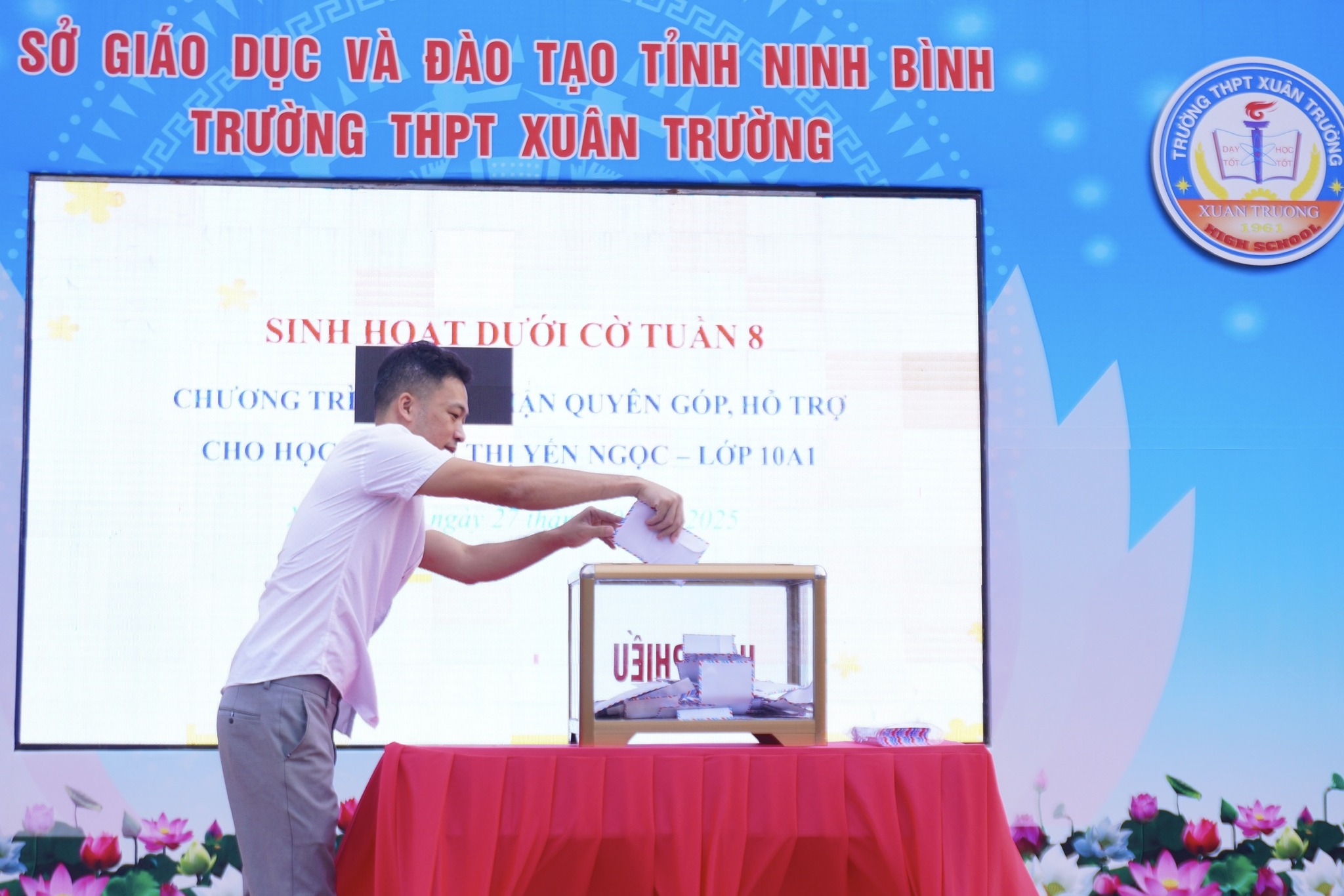 Trao quà cho học sinh có hoàn cảnh khó khăn